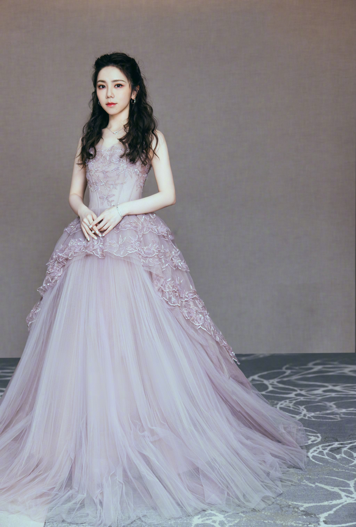 邓紫棋 粉紫色油画感礼服