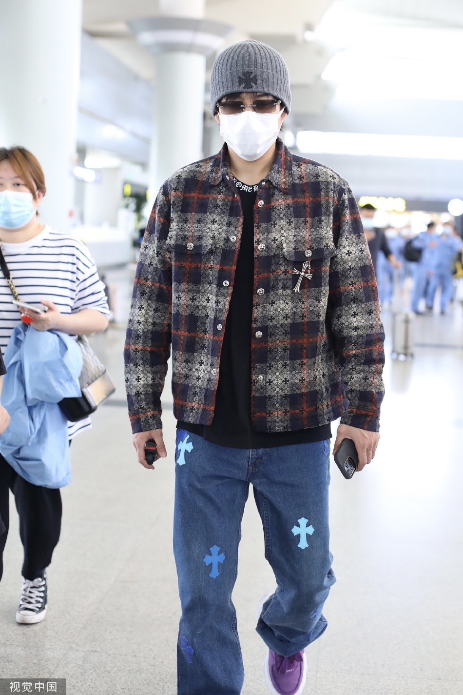 组图:韩东君穿格纹衬衫现身长沙机场 戴针织帽搭墨镜时尚有个性