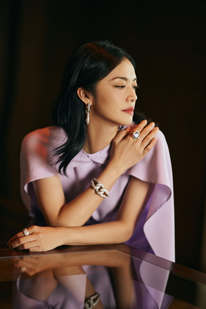 姚晨大湾区中秋写真秀璀璨首饰 穿香芋紫色礼服优雅出众