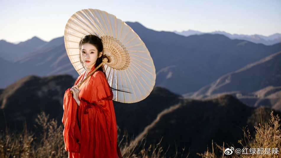 组图:张艺凡红衣撑伞古风写真曝光 柳眉红唇似是画中人