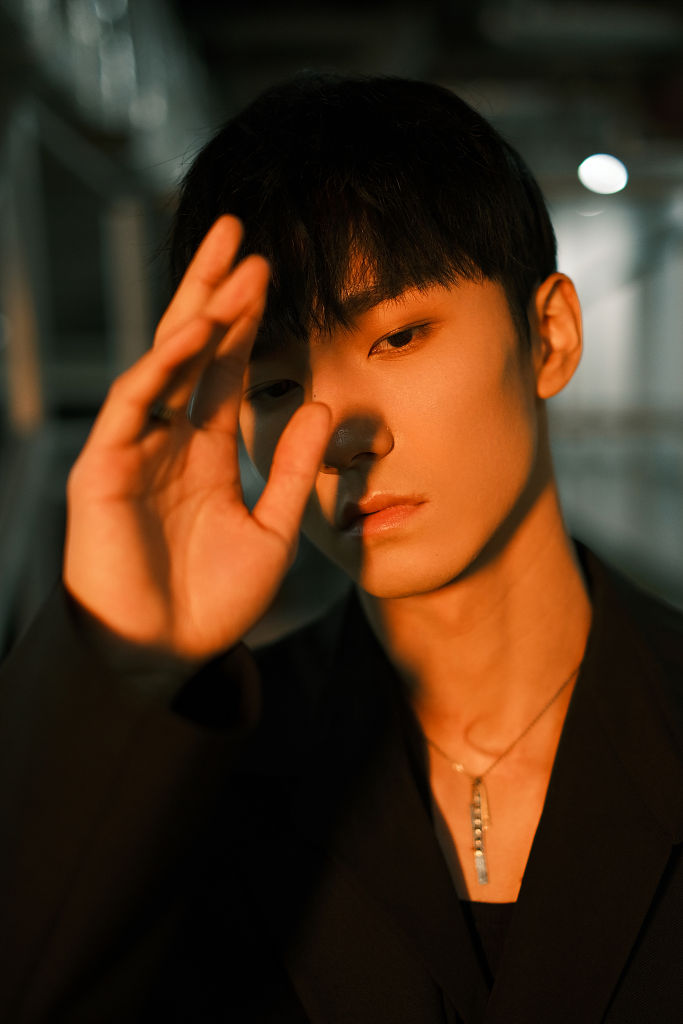 李熹子出席时尚先生盛典活动 穿黑西装眼神故事感超足