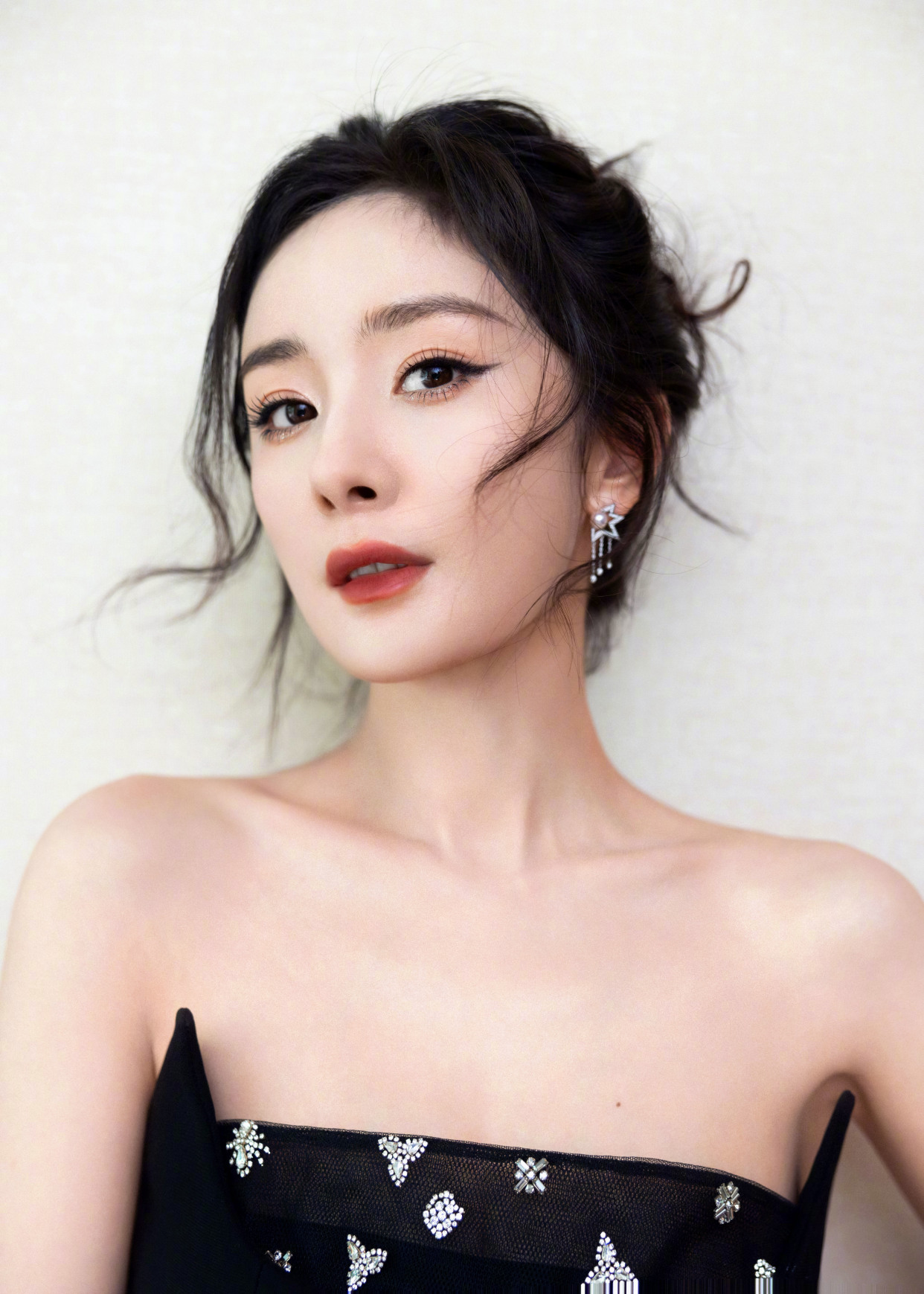 杨幂身着纯黑礼服裙搭配灵动盘发