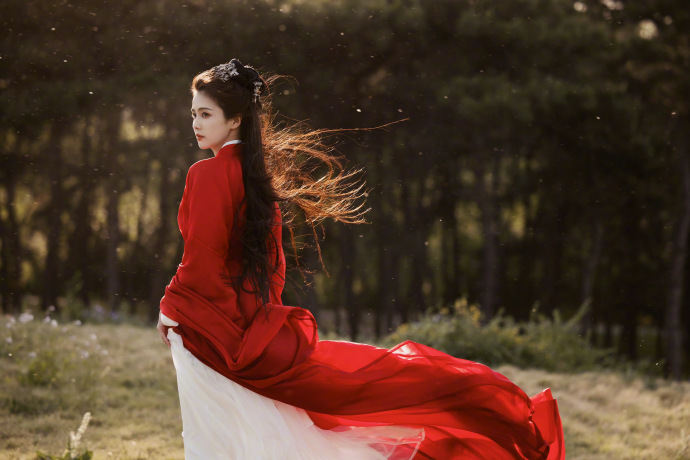 组图:白鹿中秋红衣古装大片曝光 江湖侠女造型英气惊艳