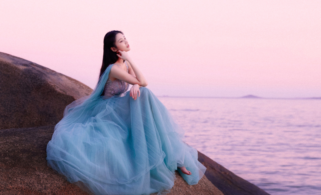 张慧雯发布金鸡奖闭幕式造型 蓝色人鱼礼服梦幻迷人