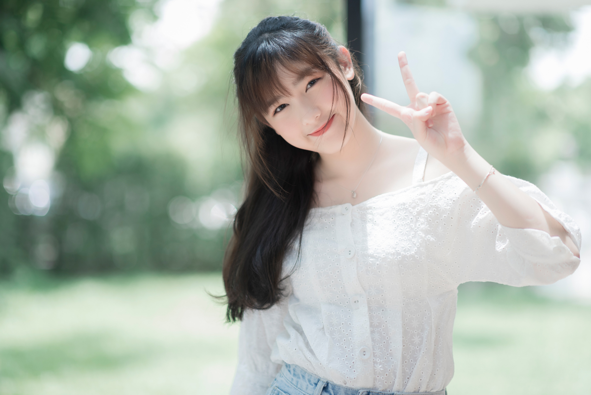 清纯美少女户外随拍,来亲近下自然美吧