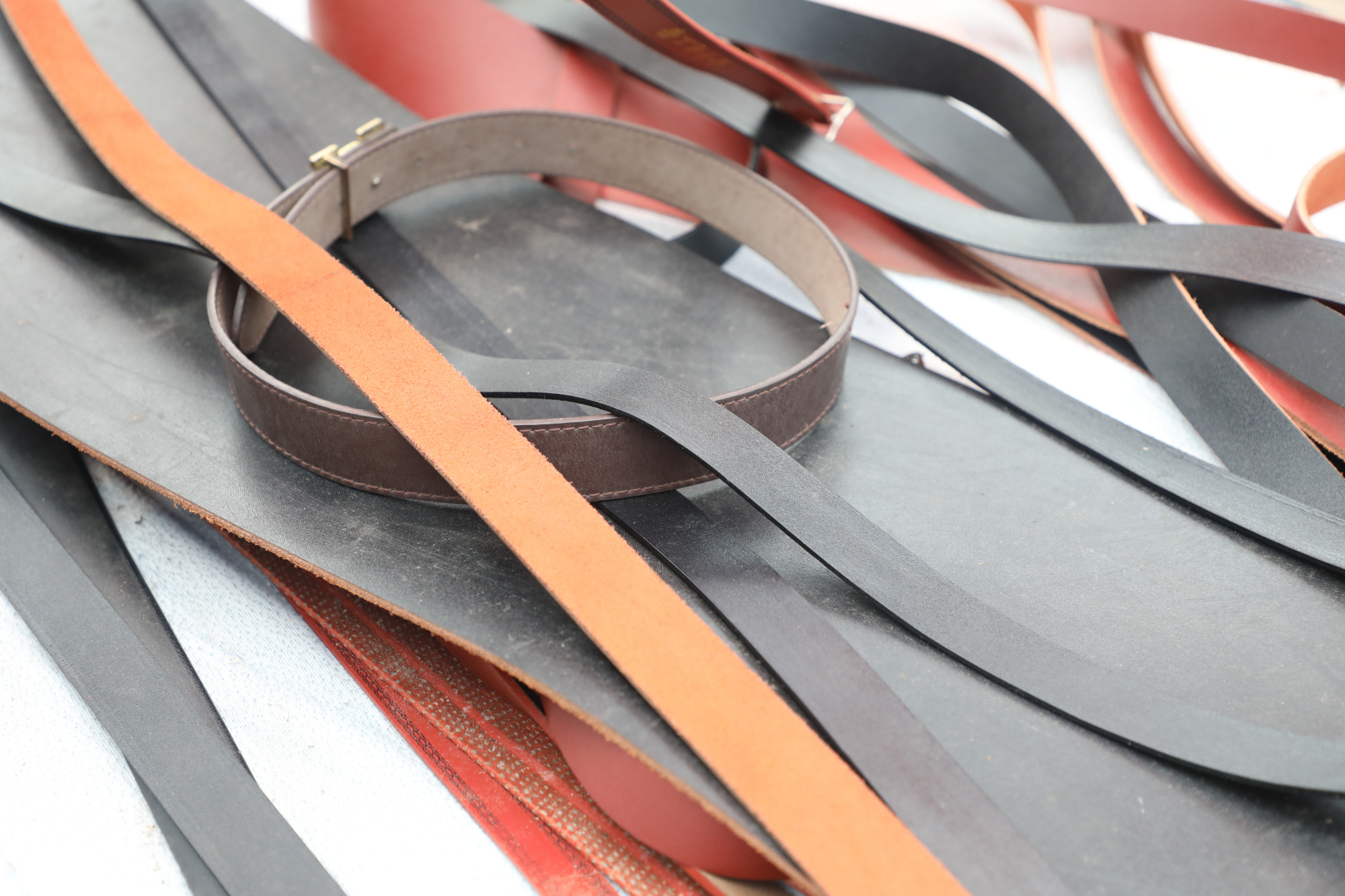 河南大叔集市上卖"现割"皮腰带二十年,如今多是上年龄的人会买