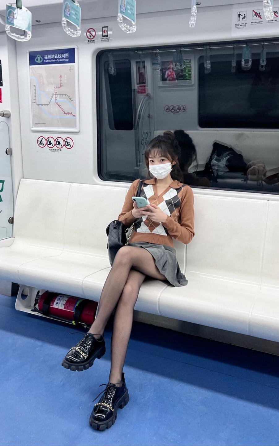 地铁上的丝袜美女,身材还不错,双腿匀称修长搭配小短裙,好看