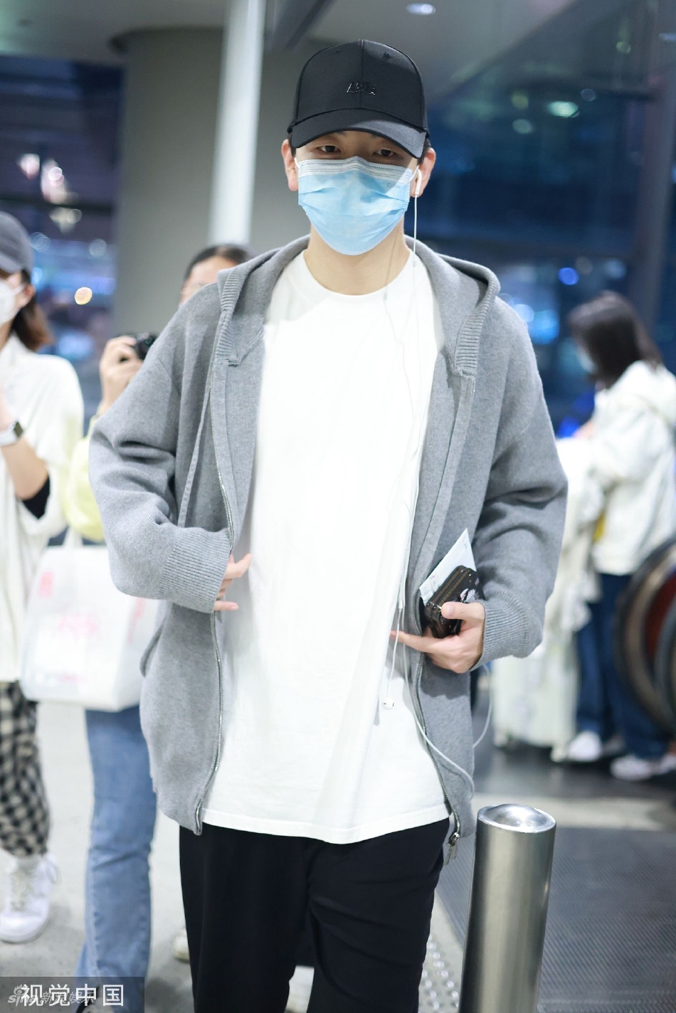组图:胡夏现身虹桥机场 穿灰色外套戴鸭舌帽休闲帅气