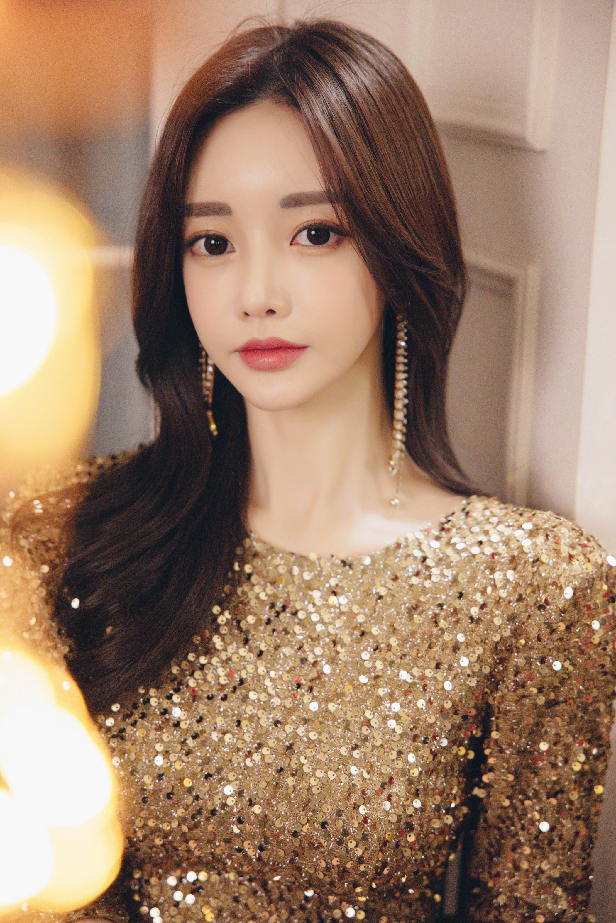 女神孙允珠日常穿搭:香槟女伶金箔亮片夜魅包臀裙,美到绝伦