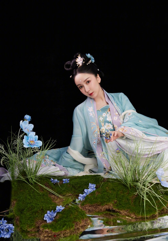 娄艺潇《高山流水觅知音》汉服造型写真 古装琵琶佳人翩翩起舞