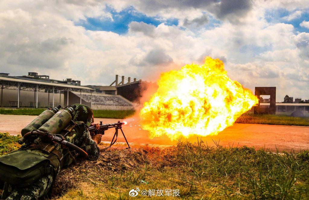 燃!多角度实拍防化兵喷火训练
