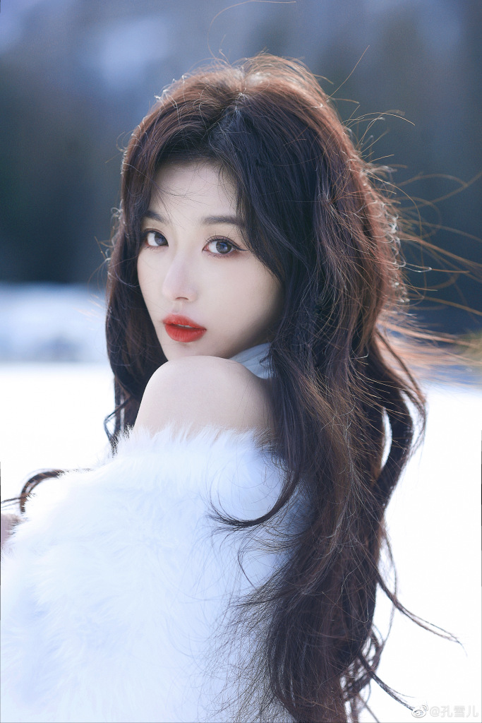 孔雪儿冬日雪景氛围感写真 长发微卷美丽冻人似冰雪公主
