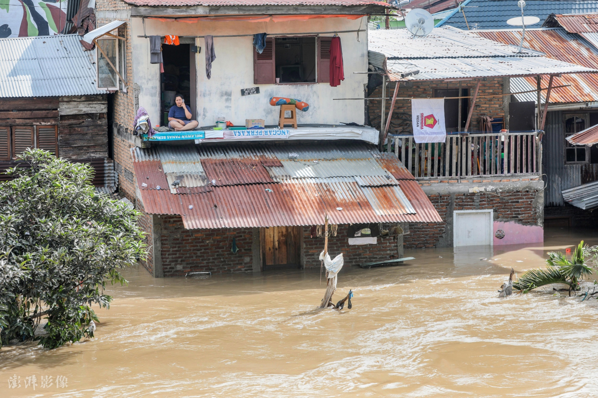 印尼棉兰暴雨成灾居民被洪水围困