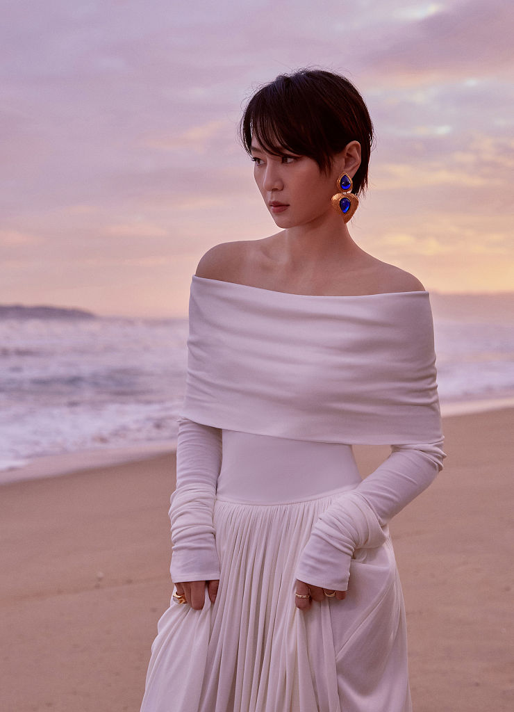 周笔畅海滩落日大片梦幻浪漫 一字肩白裙搭蓝宝石耳饰尽显高雅