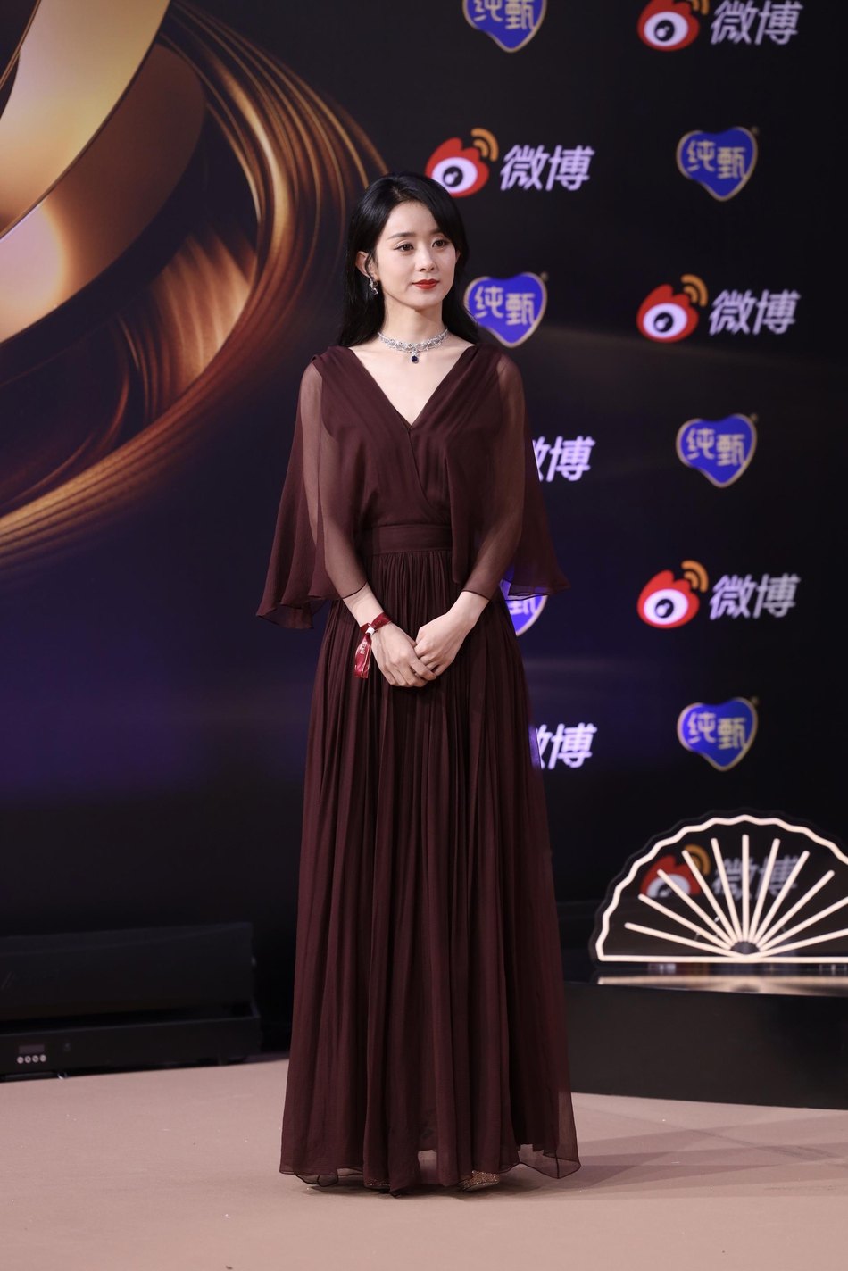 组图:2020新浪微博之夜举行 赵丽颖红裙亮相笑容可人