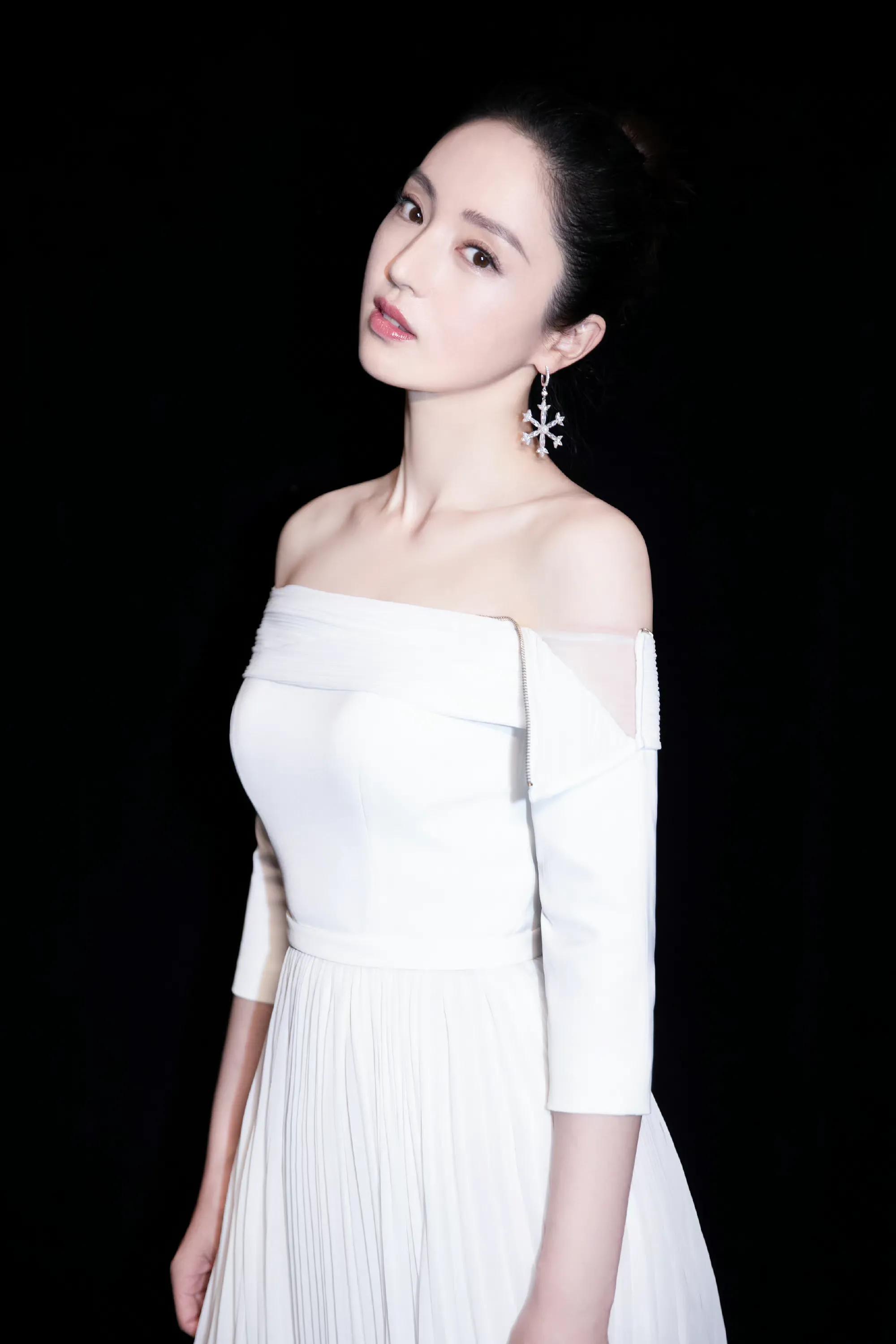 高贵大气的典雅美女董璇,白天鹅造型尽显优雅气质!