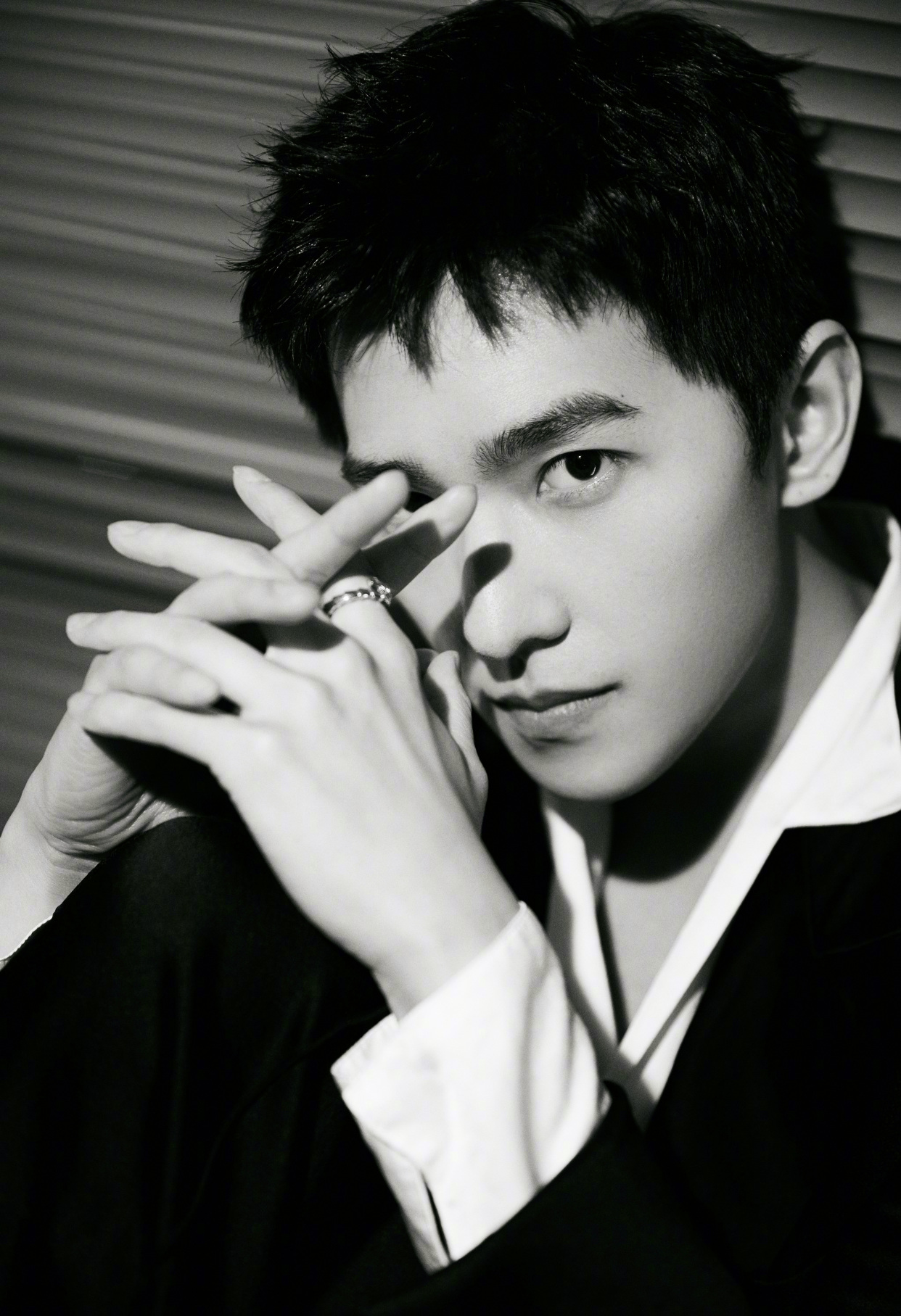 杨洋:黑白色调深v西装,优雅贵气,荷尔蒙爆棚