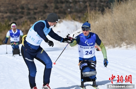 残奥越野滑雪男子长距离坐姿决赛 中国选手包揽冠亚军