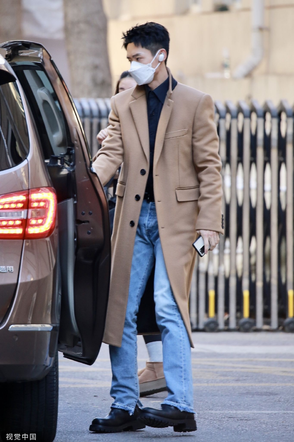 组图:2023年央视春晚第三次大联排 魏晨穿驼色西装大衣现身