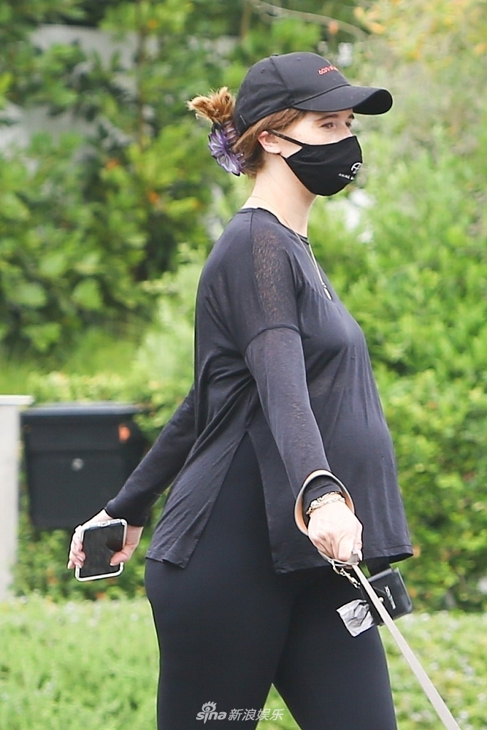 组图:凯瑟琳挺孕肚遛狗获妹妹陪伴 两人有说有笑玩自拍