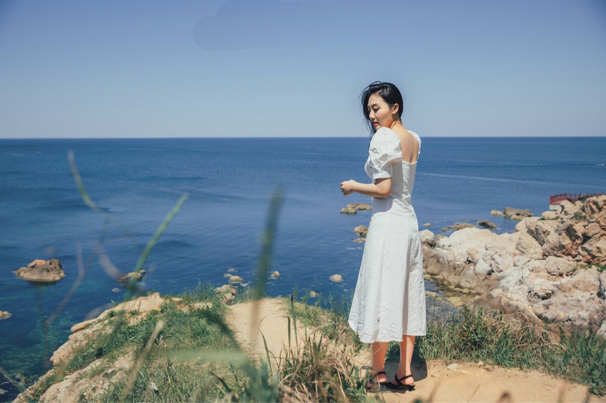 女孩摄影:看海边蓝蓝水