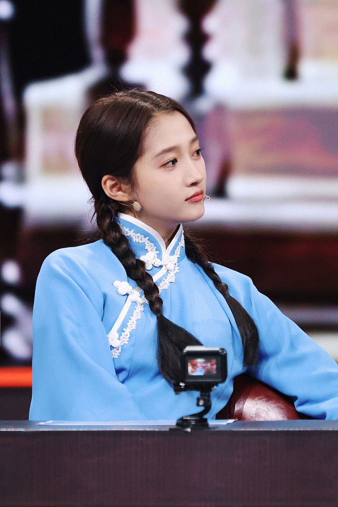 关晓彤民国风造型现身《王牌7》双麻花辫搭配学生造型清纯复古