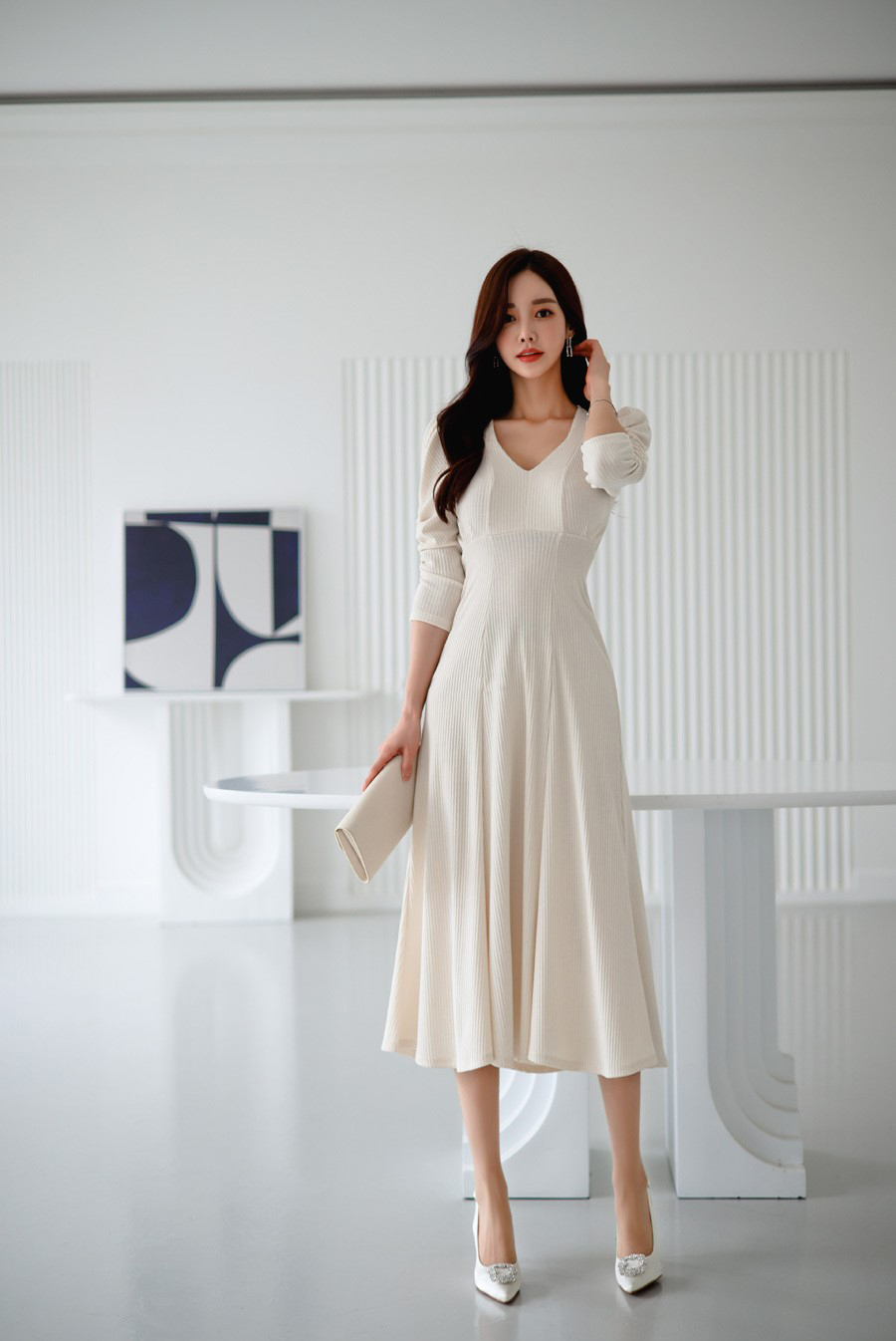 白色长款连衣裙,优雅大方显气质