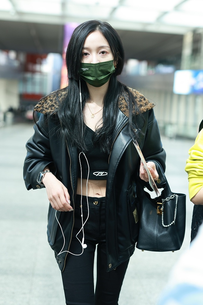 组图:吴宣仪穿黑皮衣现身机场 内搭短上衣秀蛮腰尽显好身材