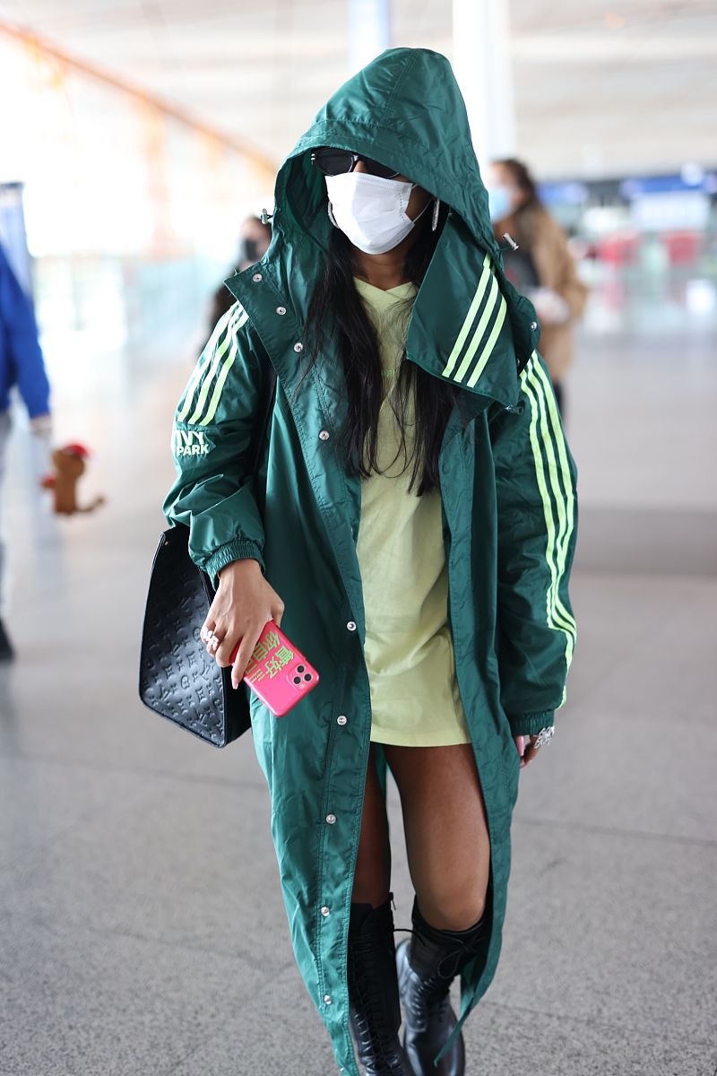 吉克隽逸街拍:ivy park绿色风衣搭配长靴 lv包实用百搭