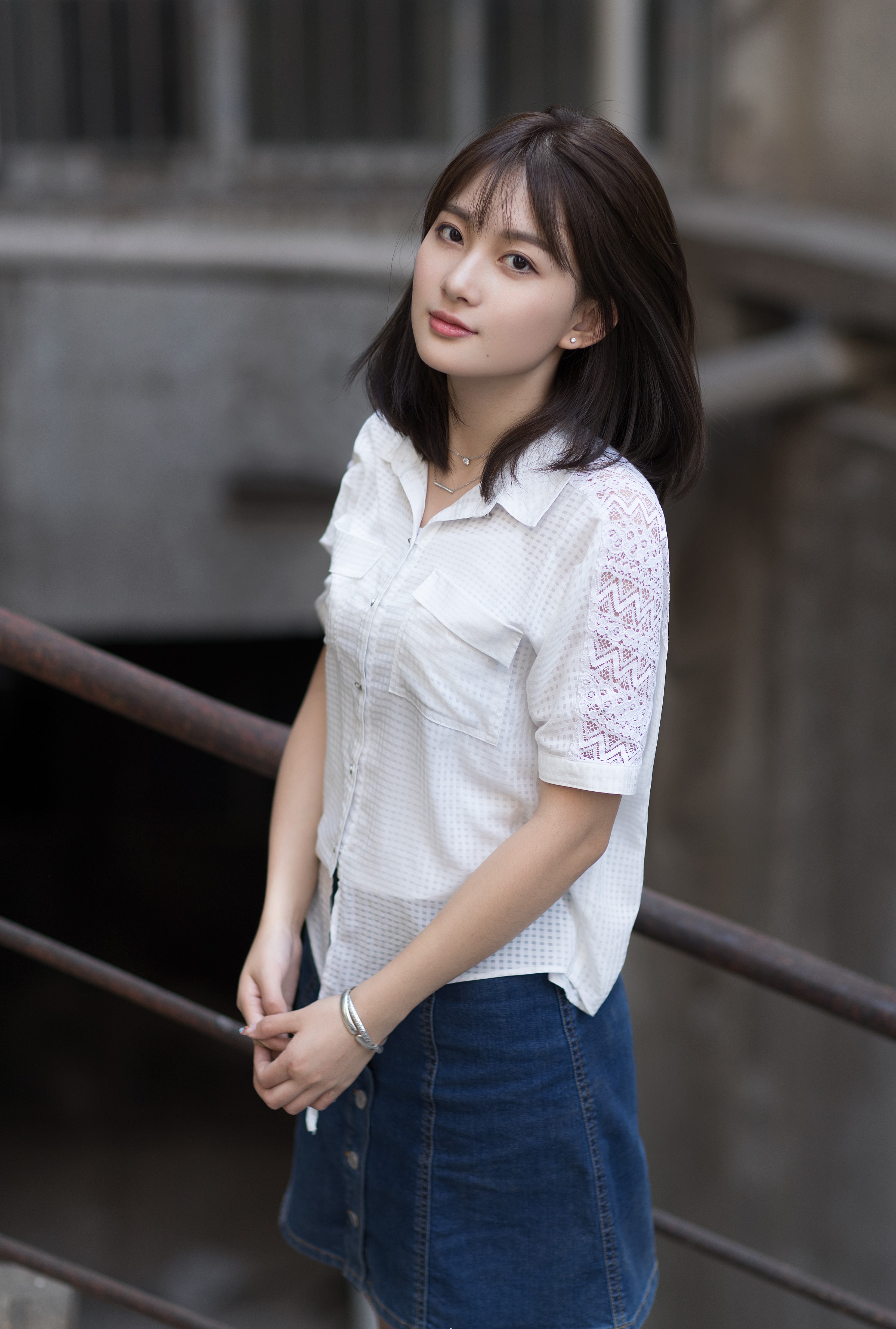 网红马晨:白衬衣搭配短裤短裙,是初恋的感觉吧!