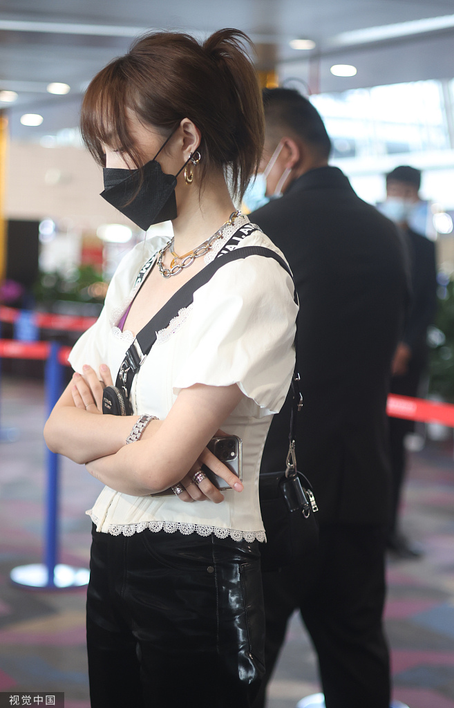 组图:孟佳穿宫廷风上衣肌肤雪白 随意抓夹发刘海遮额氧气靓丽