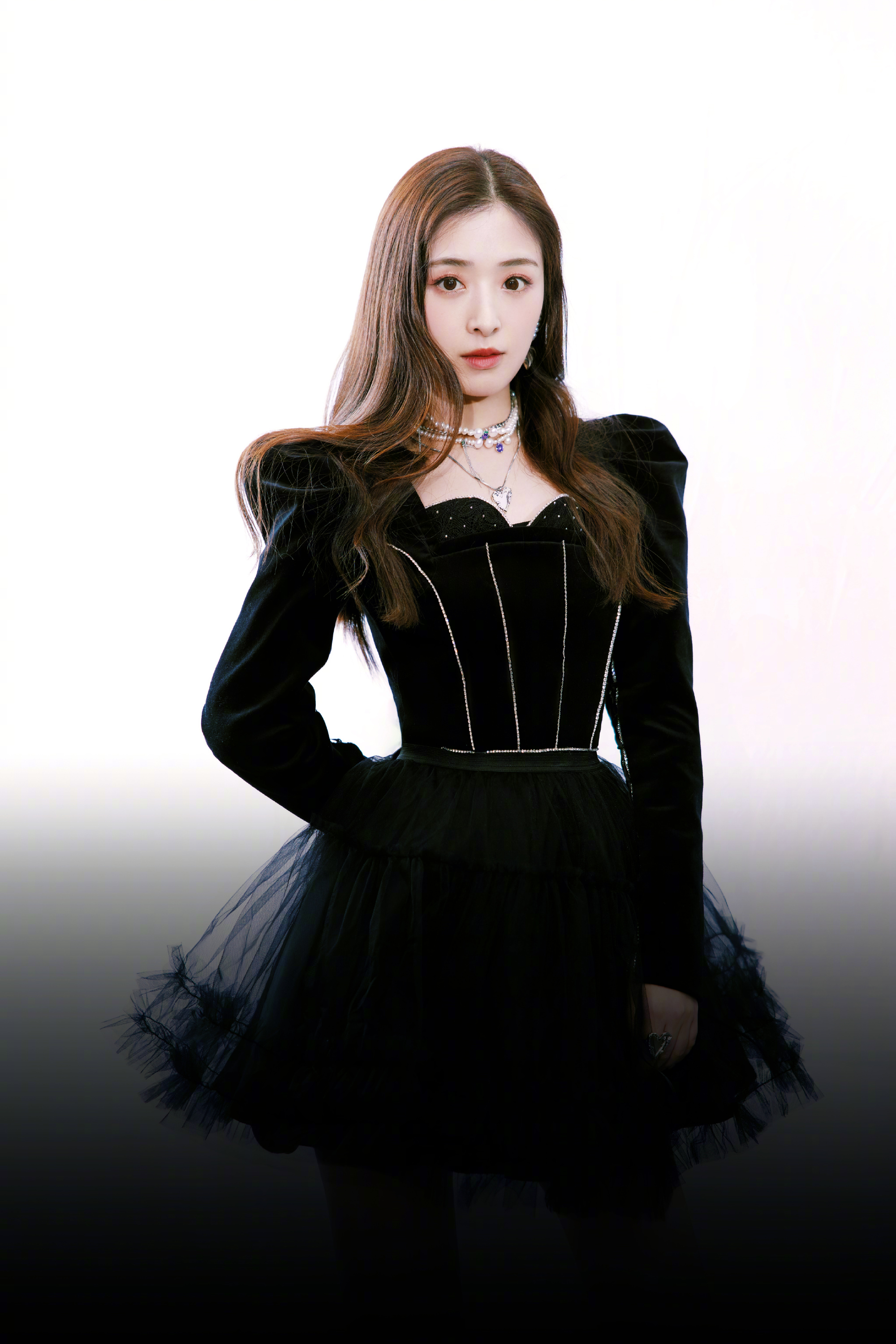 张含韵一身黑天鹅装,太美了!