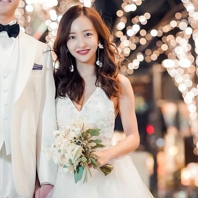 组图:板野友美sns分享结婚典礼照片 穿白色婚纱粉丝赞绝美