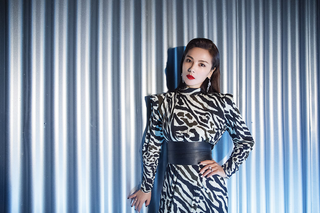 刘涛豹纹红唇时尚大片超酷飒 立足黑白光影交织间氛围感爆棚