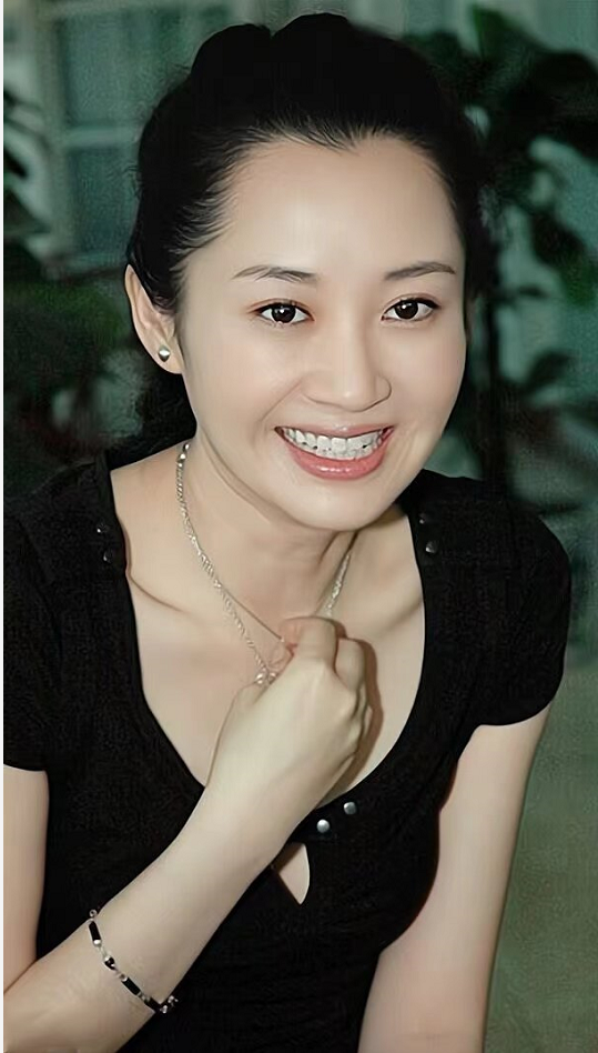 不老女神许晴,两个酒窝笑起来非常迷人!