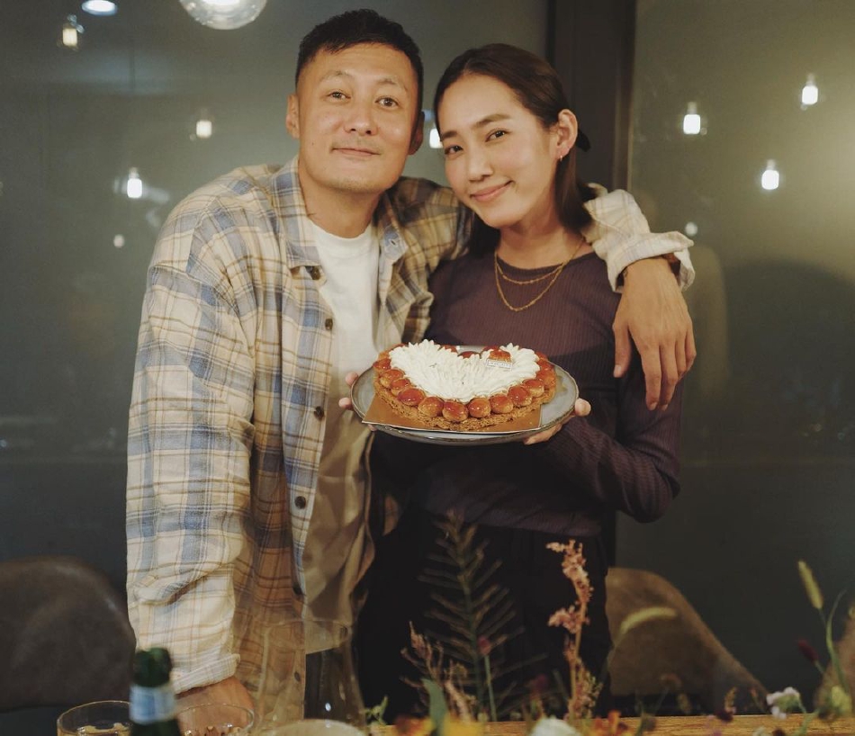 组图:王棠云晒34岁庆生照 手捧爱心蛋糕被余文乐搂在怀里