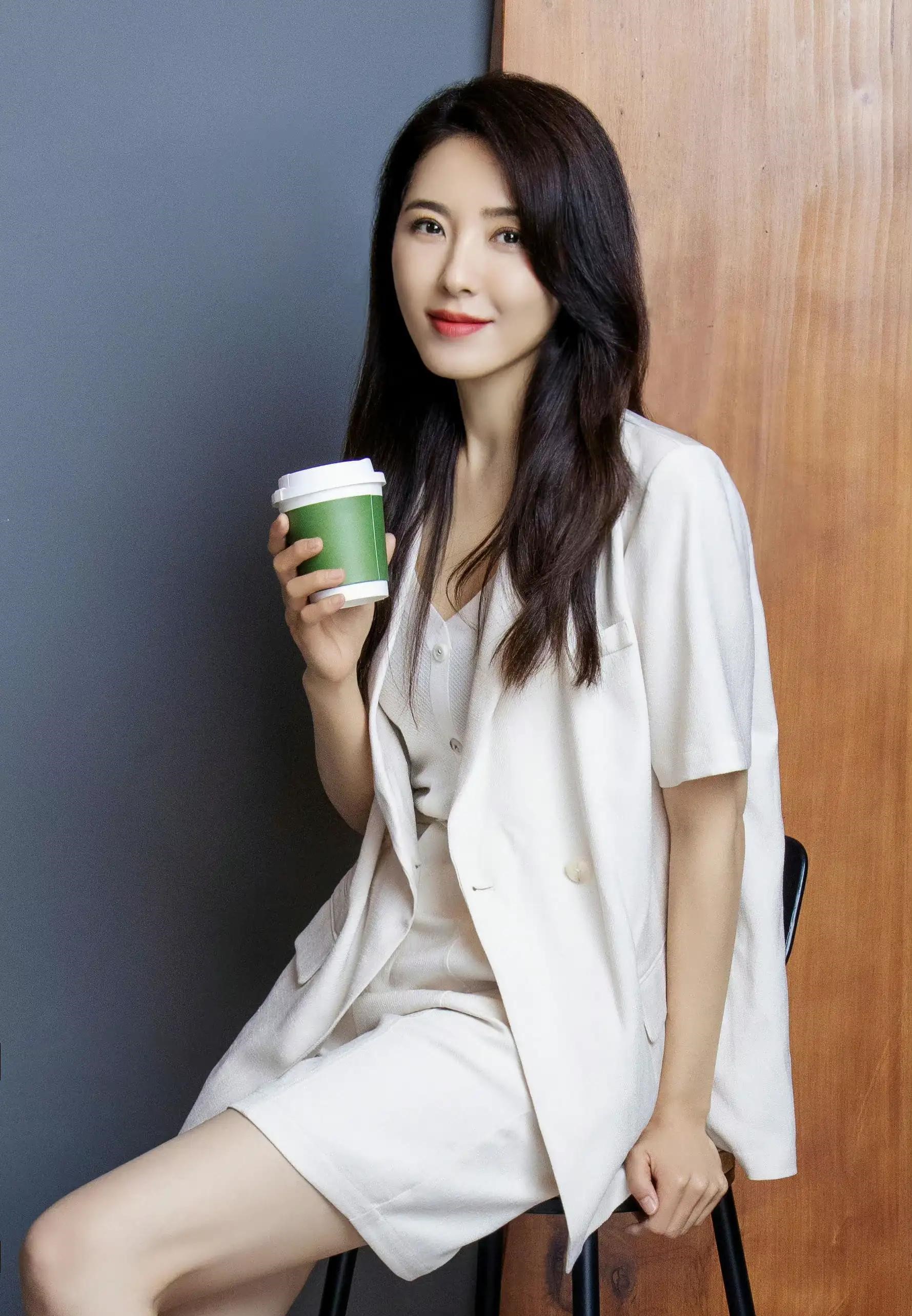 45岁的曾黎高贵优雅,真是被曾黎的气质惊艳到了!