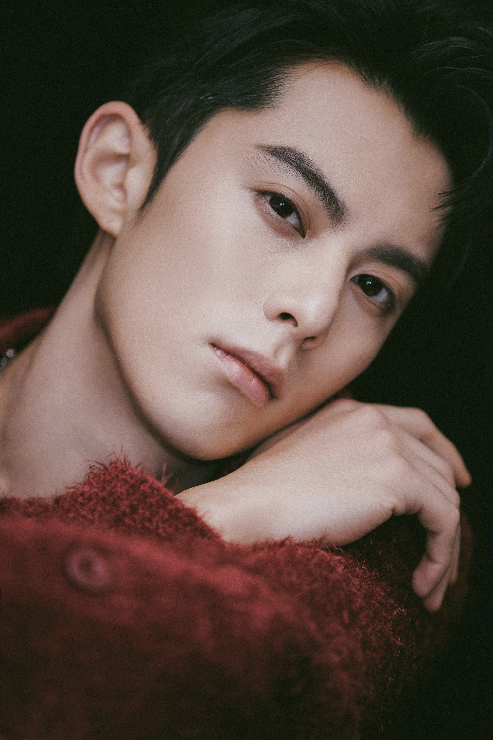 王鹤棣帅气十足