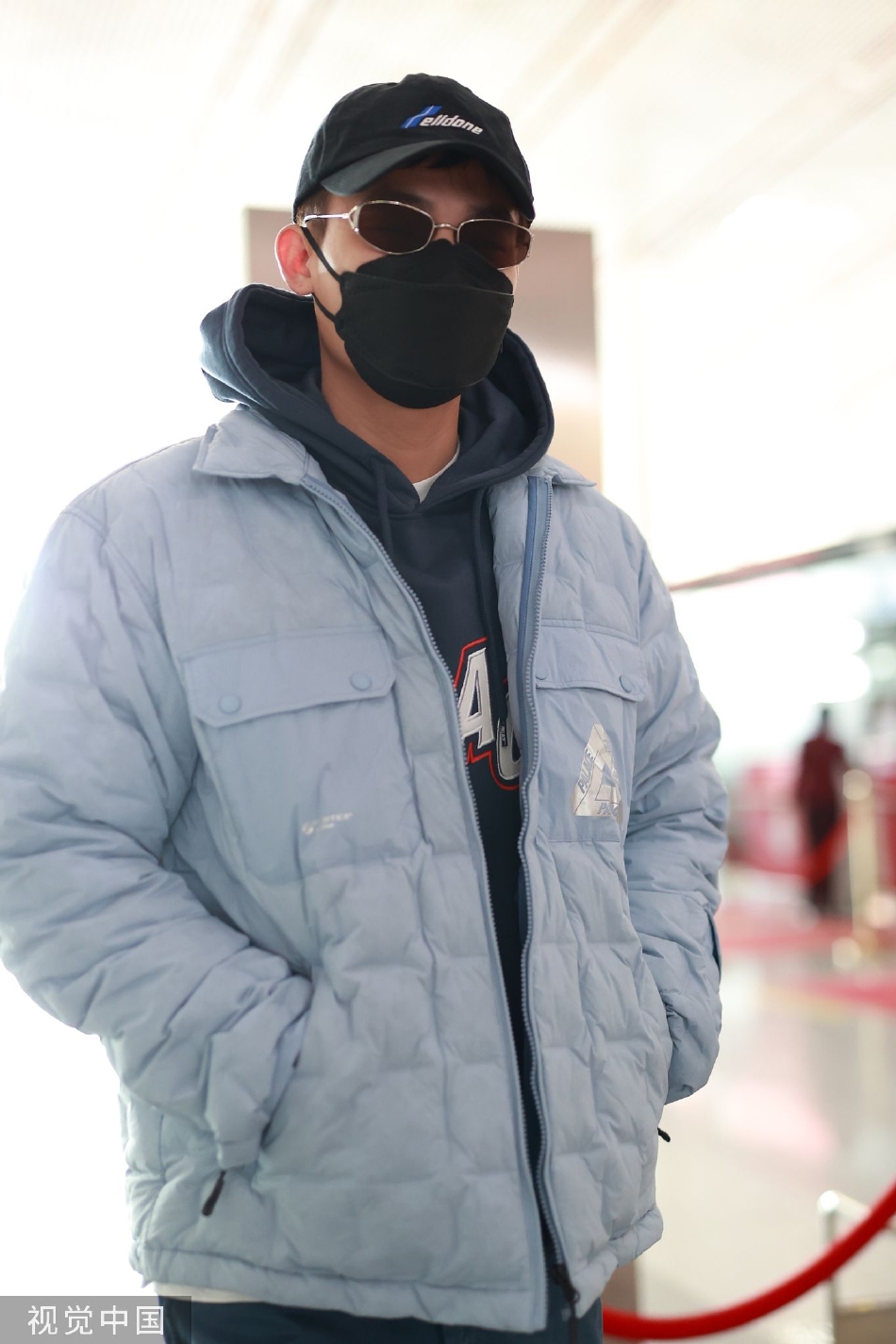 组图:欧豪身穿浅蓝色棉服现身机场 戴墨镜对镜挥手好亲切