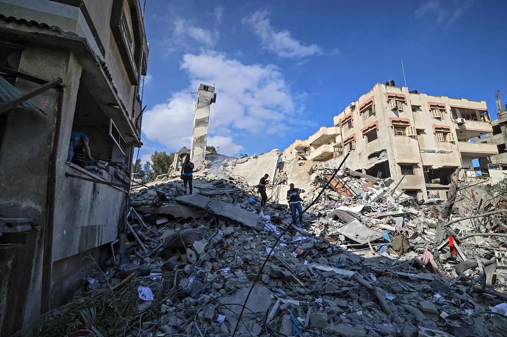 巴以冲突致近4万名巴勒斯坦人申请避难 加沙街道满目疮痍