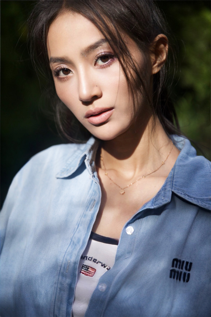 万籽麟清新小雏菊写真 光影衬托优越下颌线条