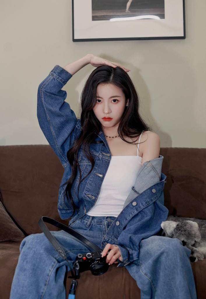 孙芮分享牛仔造型写真 性感帅气兼具甜酷十足