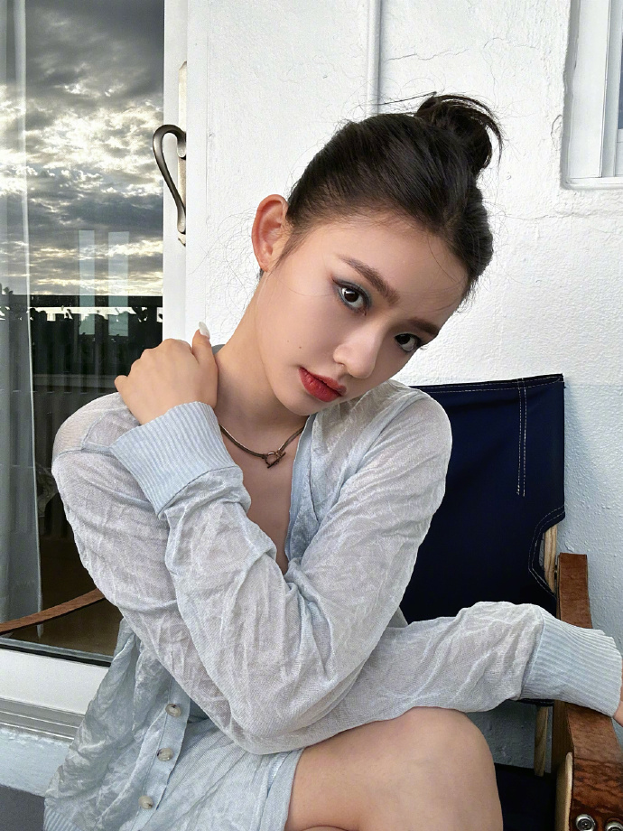 林允丸子头可爱迷人