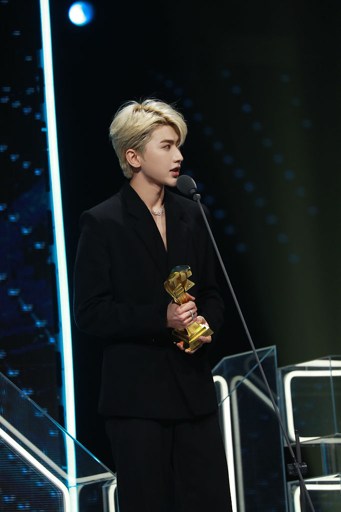 蔡徐坤获tmea音乐盛典三项大奖 金发配真空西装帅气撩人