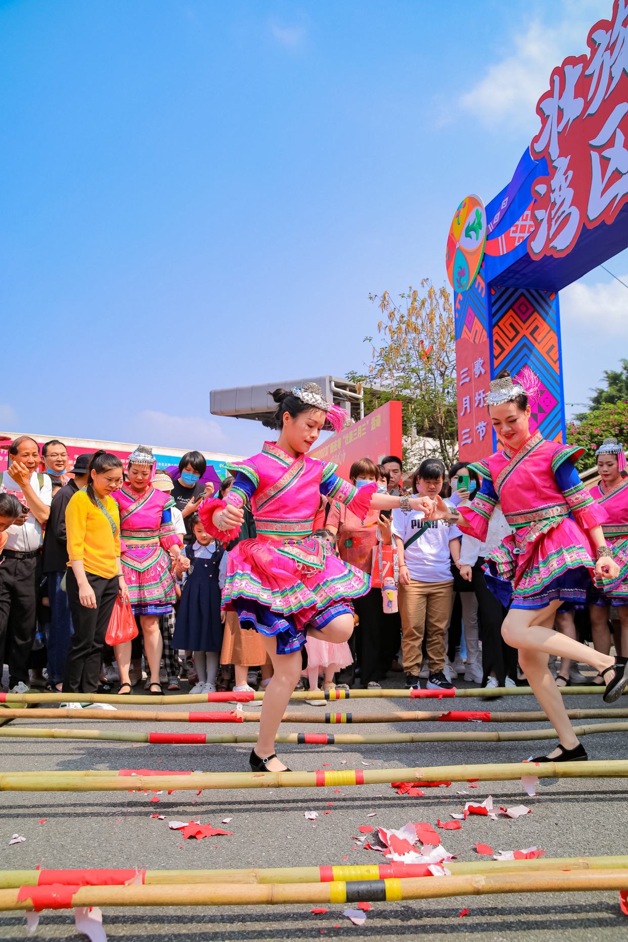 三月三机器人来广西也要跳竹竿舞 baijiahao.baidu.com