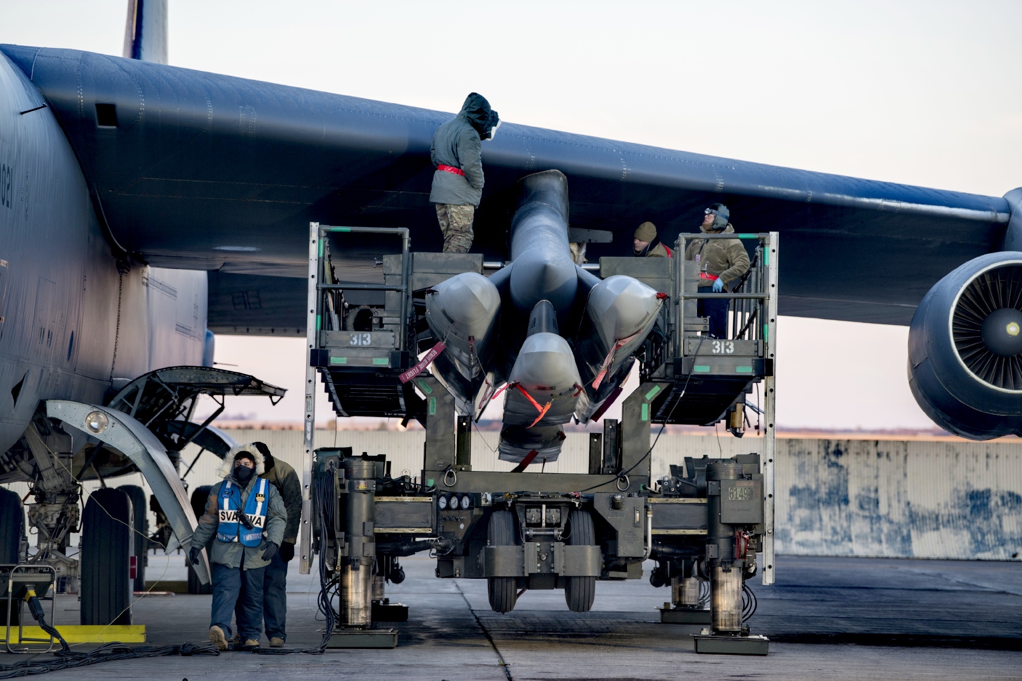 b-52同温层堡垒战略轰炸机挂载agm-86巡航导弹图集