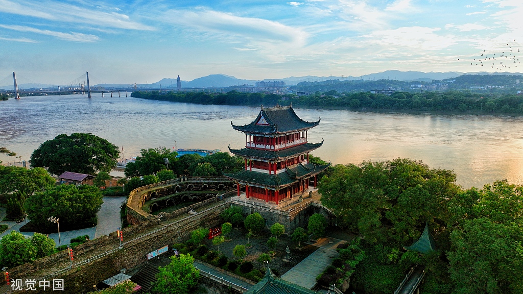 航拍龟角尾公园 古建筑与绿树河流青山相得益彰