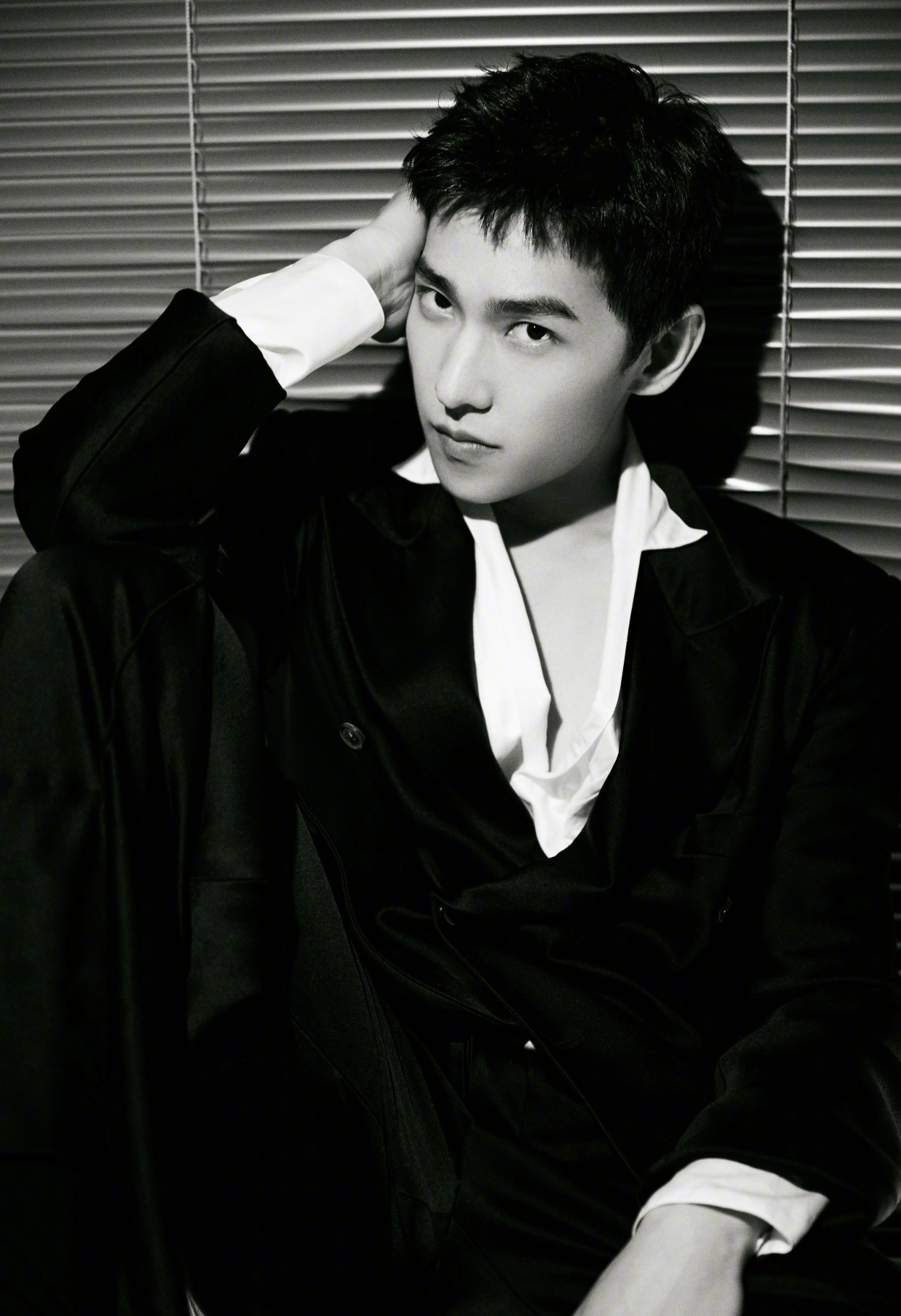 杨洋:黑白色调深v西装,优雅贵气,荷尔蒙爆棚