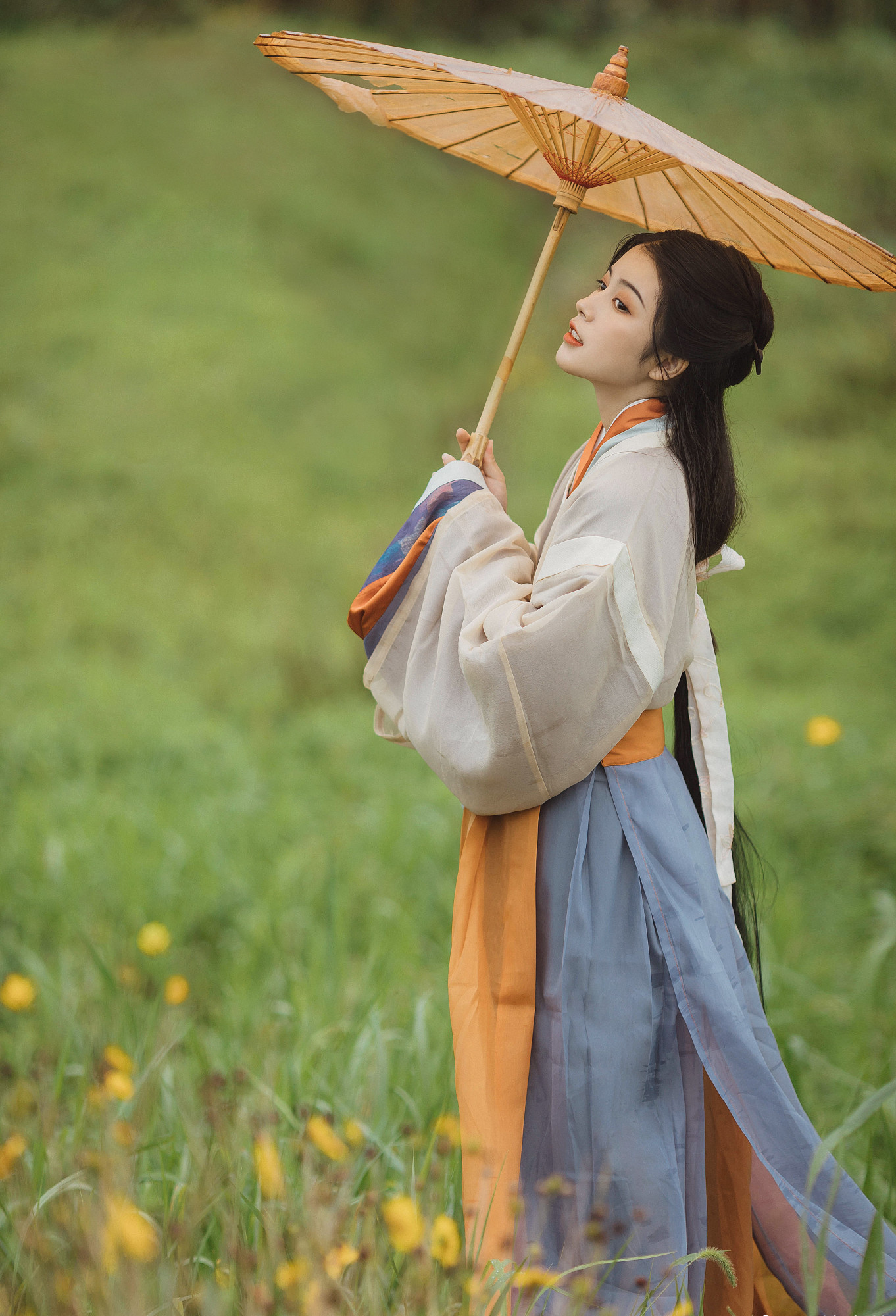 野有蔓草,零露漙兮,有美一人,清扬婉兮