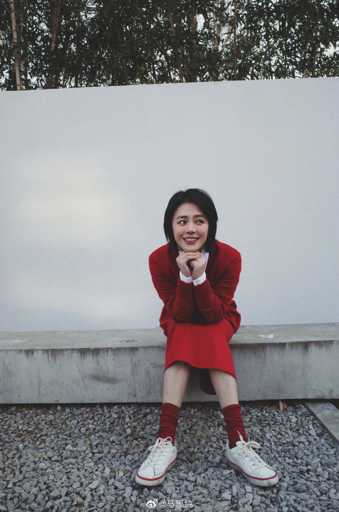 组图:马思纯晒新年随拍 一身红衣灿笑比耶喜气洋洋